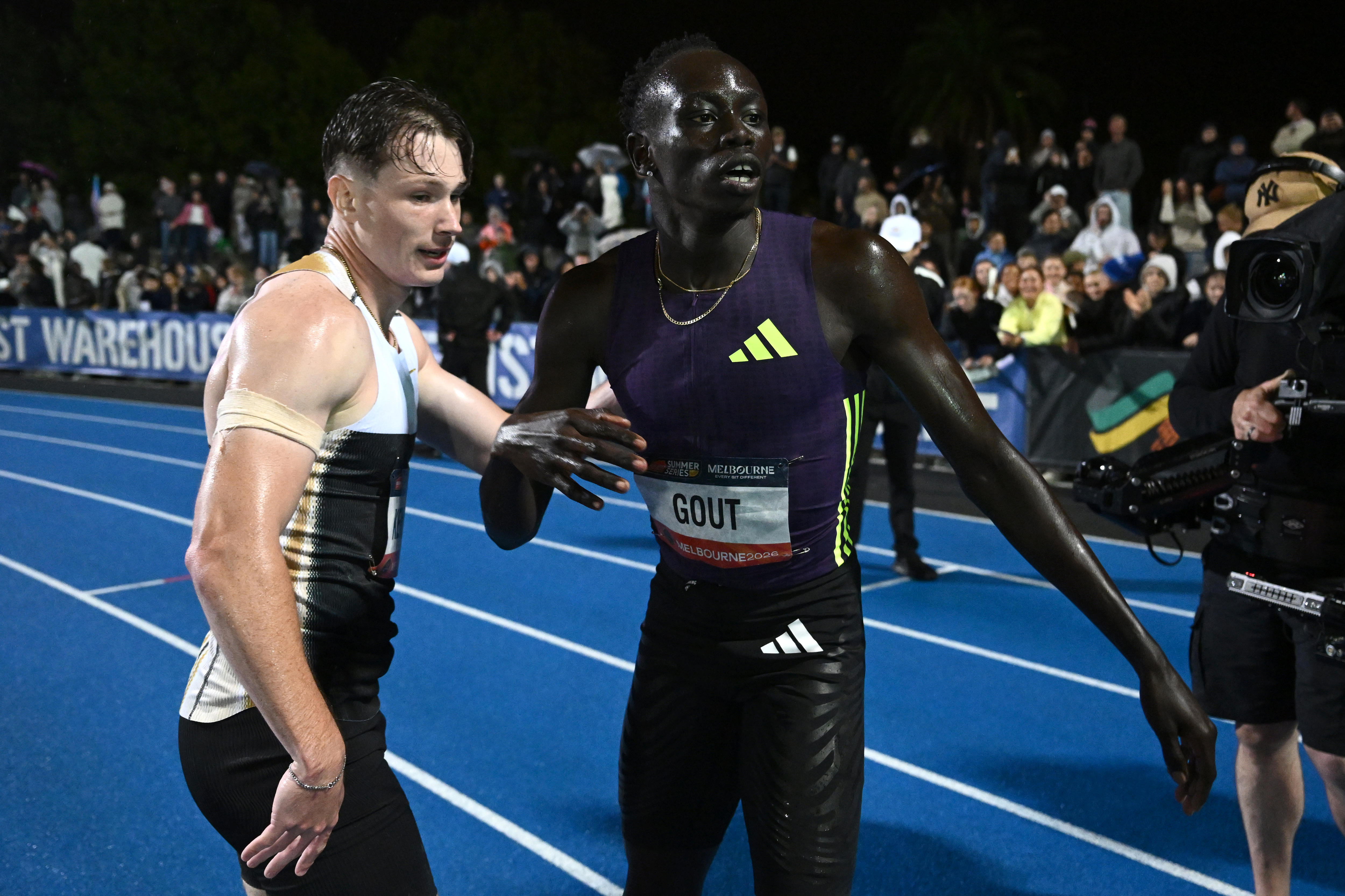 Lachlan Kennedy é parabenizado por Gout Gout no 2026 Maurie Plant Meet.