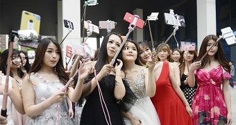 Many young Chinese girls take selfies.