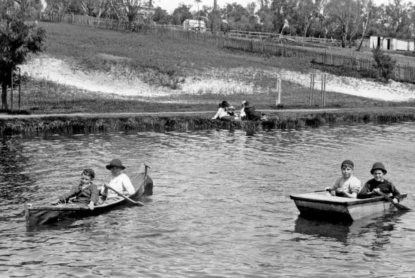 Children punting and canoeing on Lake Monger,1914
