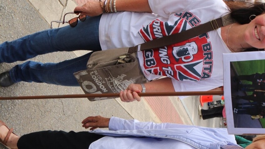 Kathryn Abbott & Joylene Seppelt hold up a "We love Windsor Castle" placard