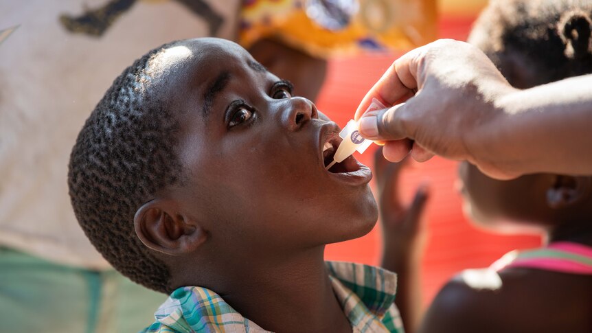 Zimbabweans line up for oral cholera vaccinations