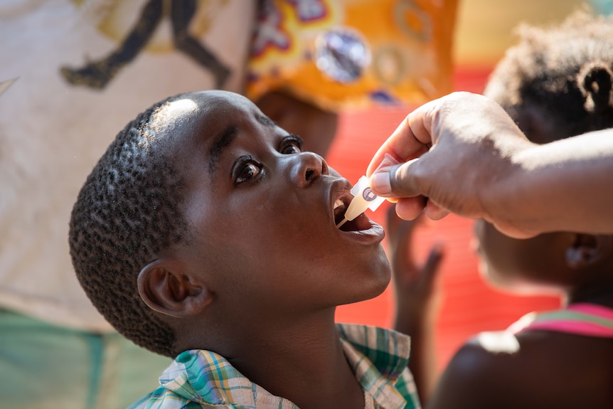 Zimbabweans line up for oral cholera vaccinations