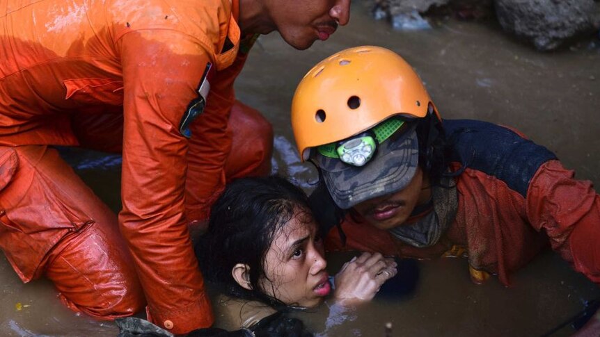 Para penyelamat telah bekerja keras menyelamatkan korban yang terjebak di genangan dan reruntuhan.