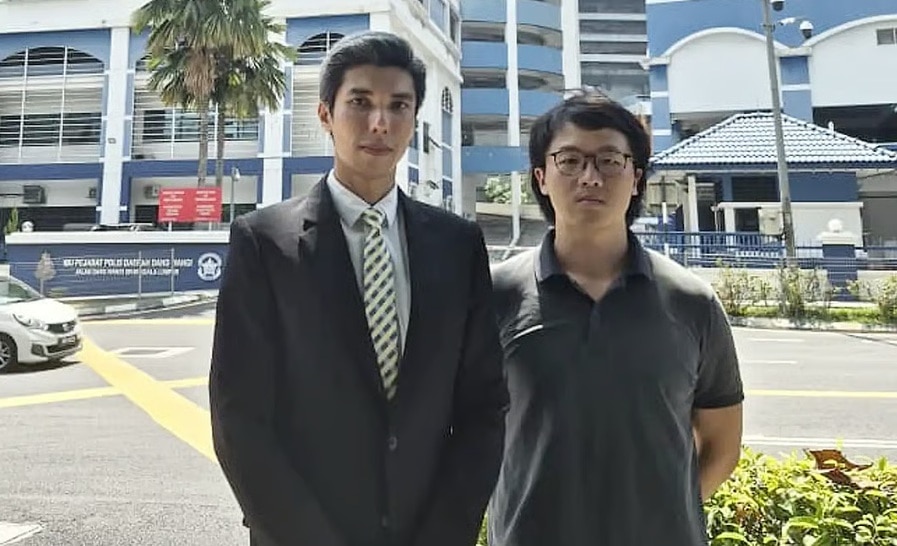 Dos hombres se paran frente a un juzgado con expresiones serias