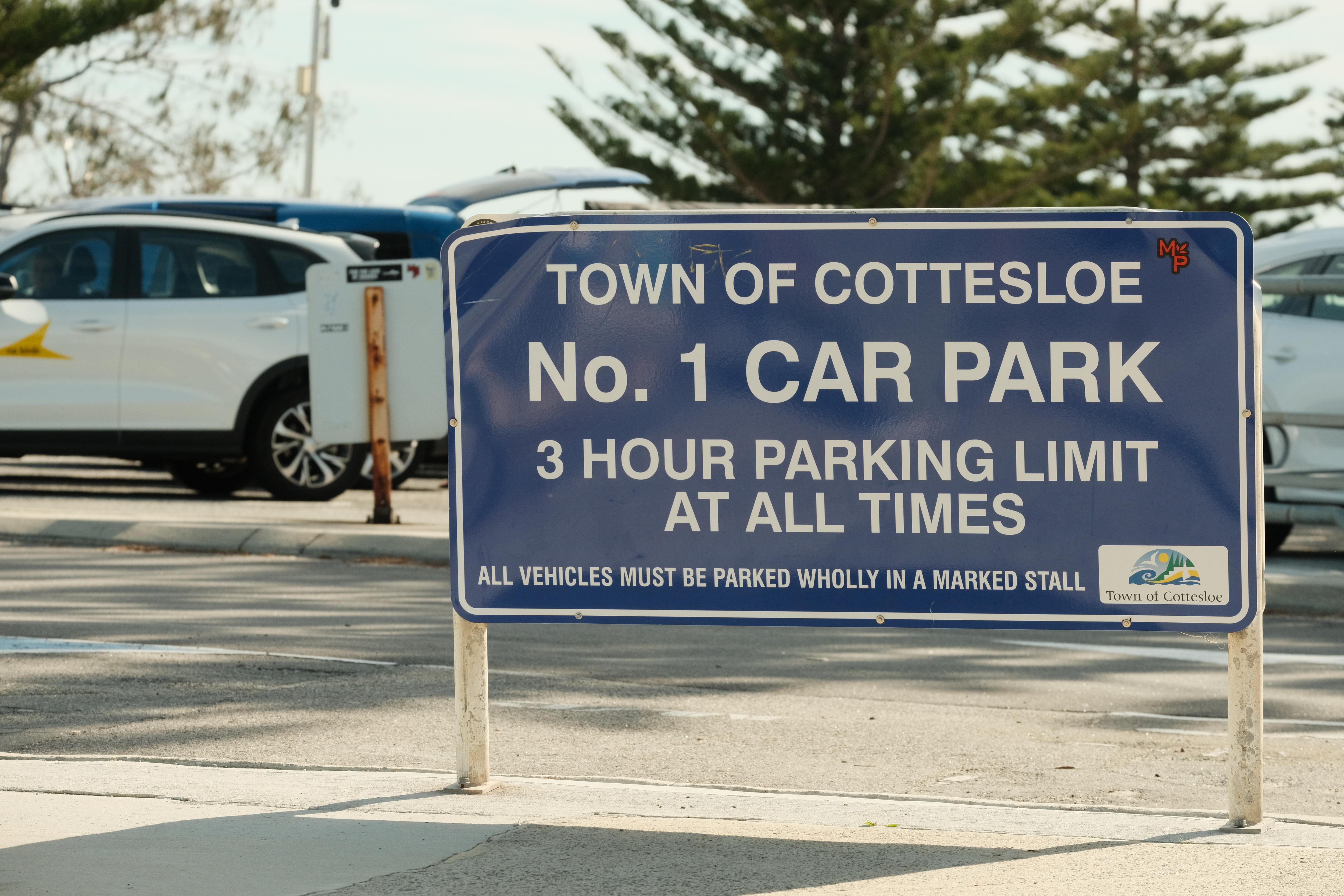 Cottesloe Beach அருகே ஒரு பார்க்கிங் பலகை "எல்லா நேரங்களிலும் பார்க்கிங் வரம்பு 3 மணிநேரம்".