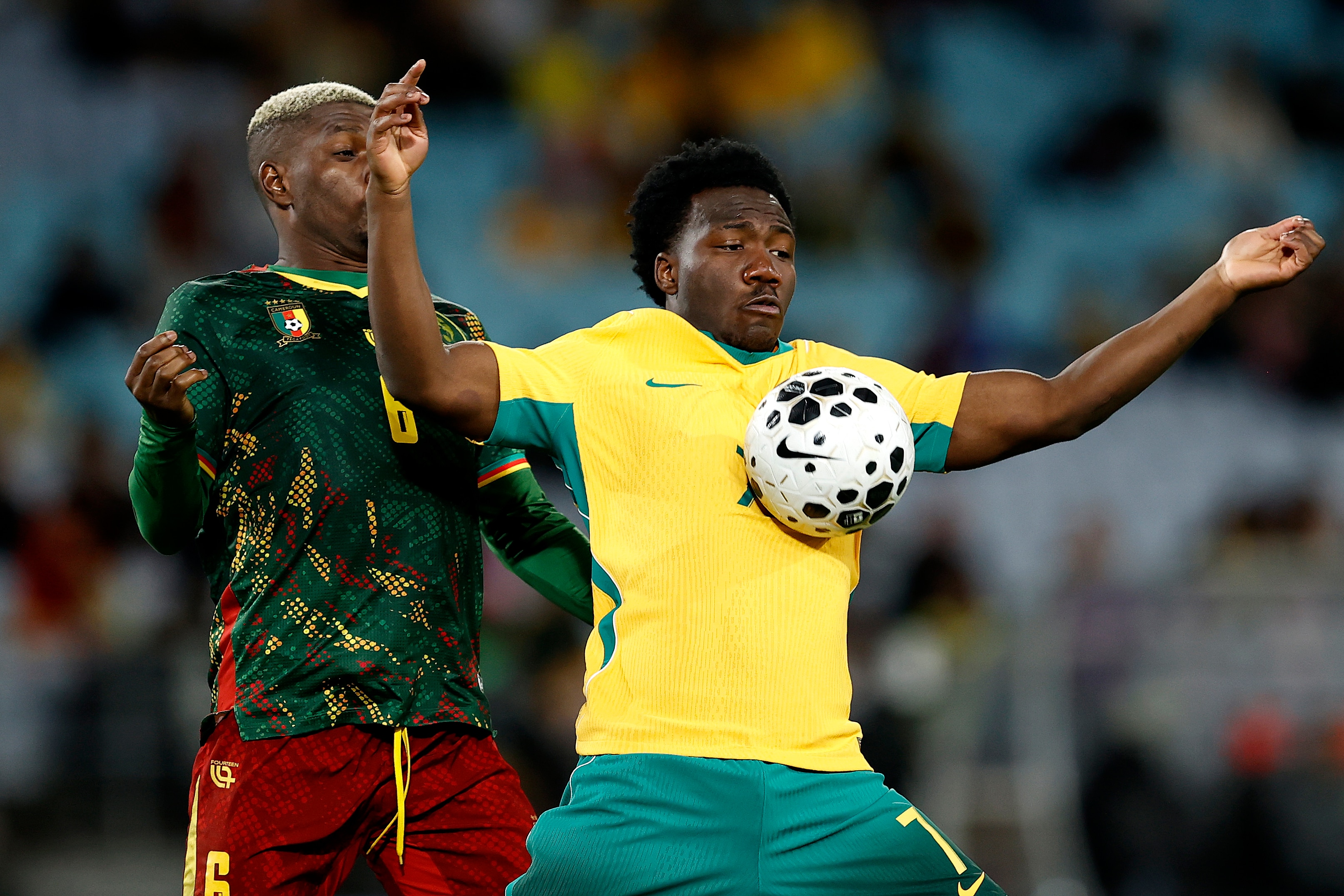 O jogador do Socceroos, Nestory Irankunda, bate a bola com o peito durante um jogo