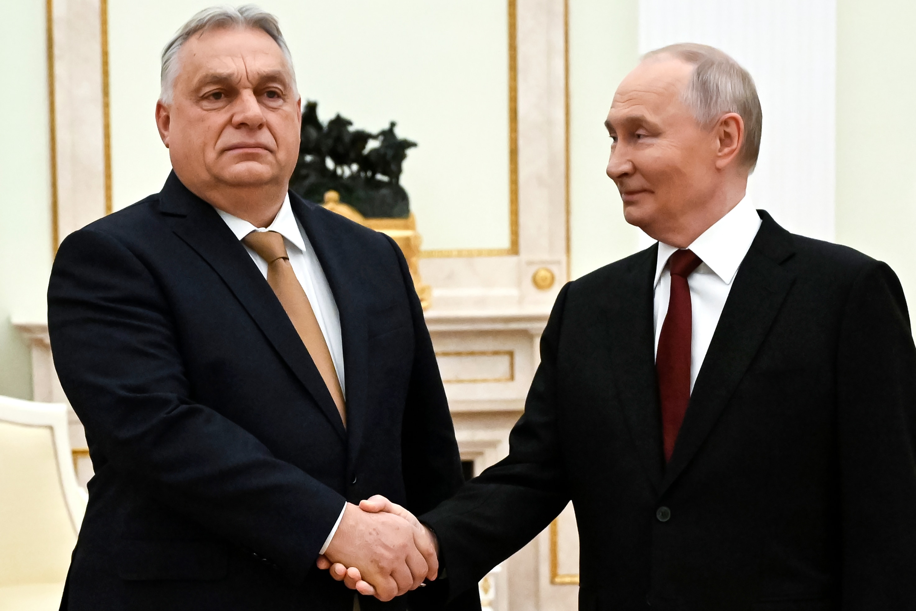 El presidente ruso, Vladimir Putin, y el primer ministro húngaro, Viktor Orban, se dan la mano.