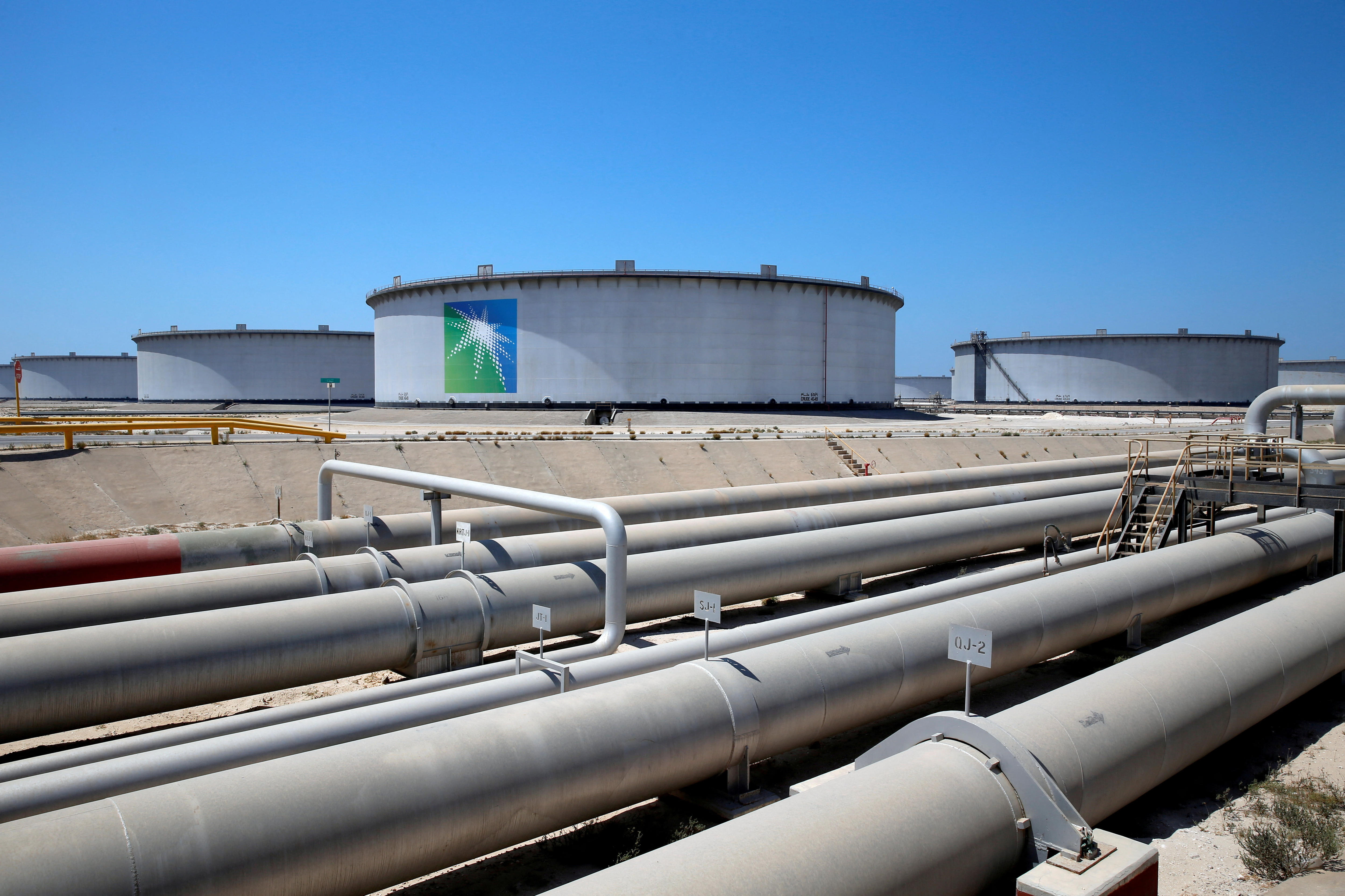 Oil prices jump back over $US100 a barrel as Middle East conflict widens