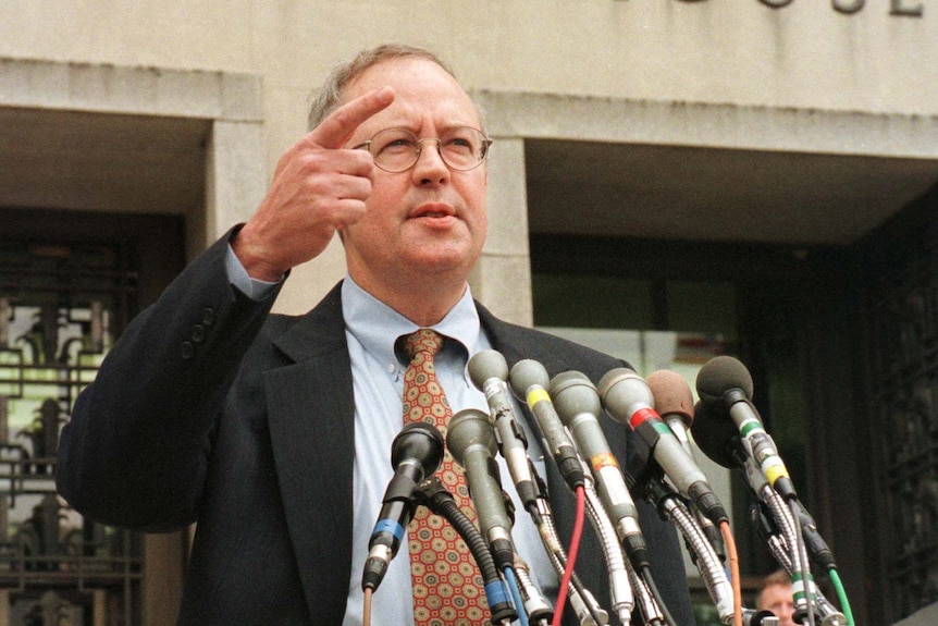 Kenneth Starr speaks to reporters.