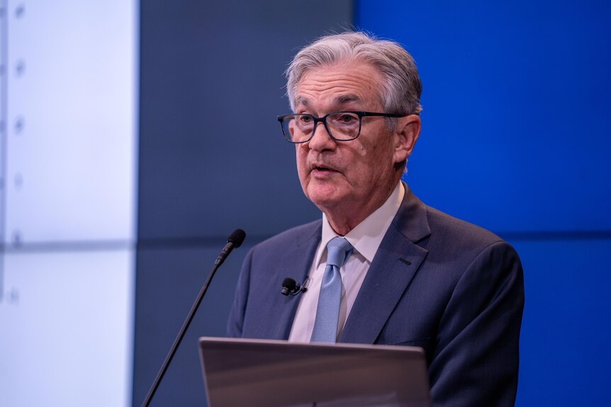 Jerome Powell speaks at a lectern 