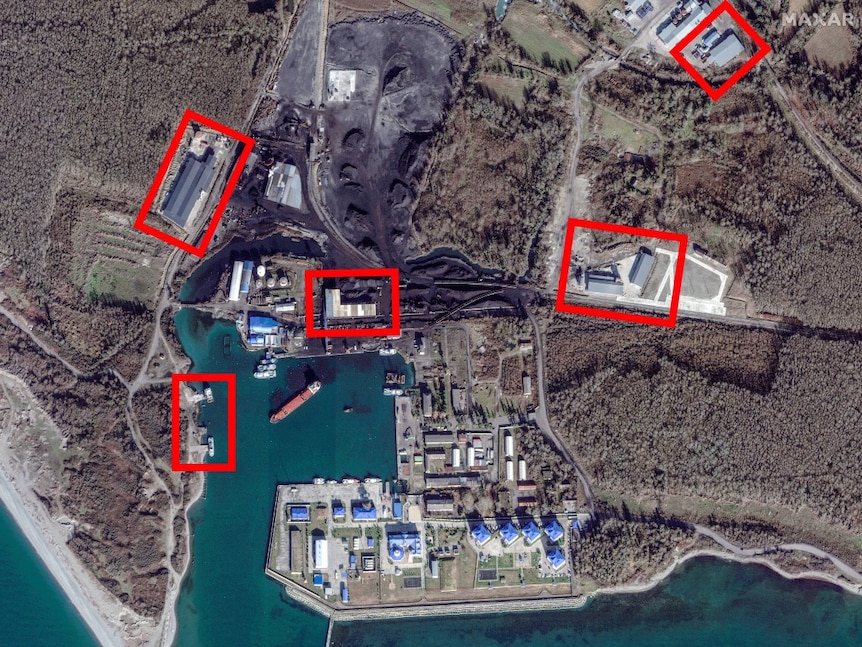 Zdjęcie satelitarne portu z kilkoma dodanymi później znacznikami identyfikującymi nowe budynki