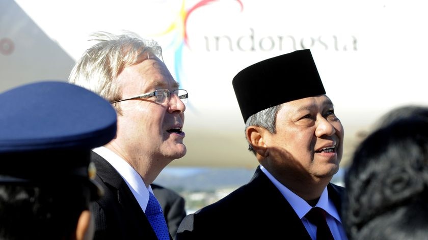 Indonesian president Susilo Bambang Yudhoyono (right) walks with Prime Minister Kevin Rudd
