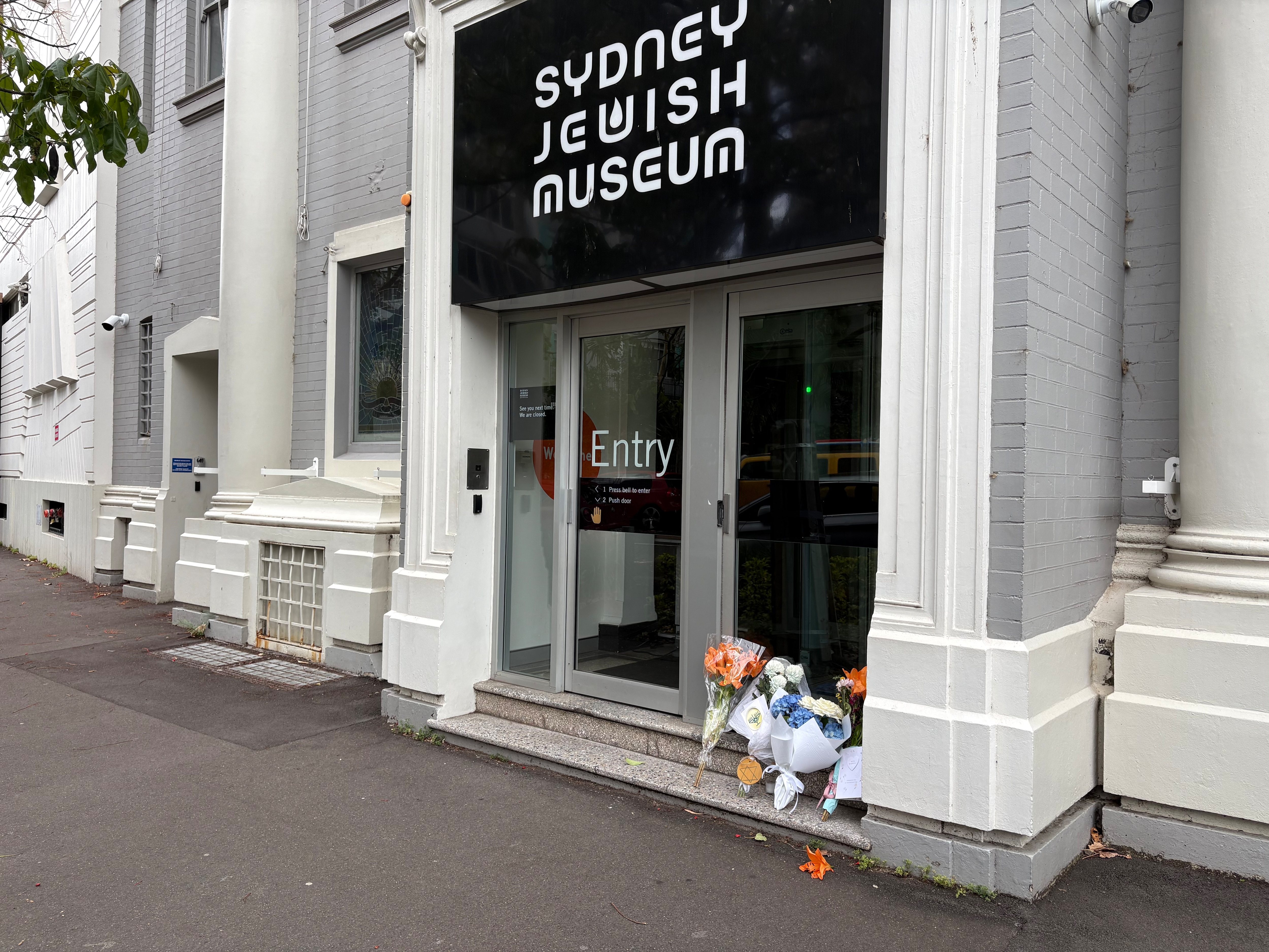 Buquês de flores deixados do lado de fora do Museu Judaico de Sydney.