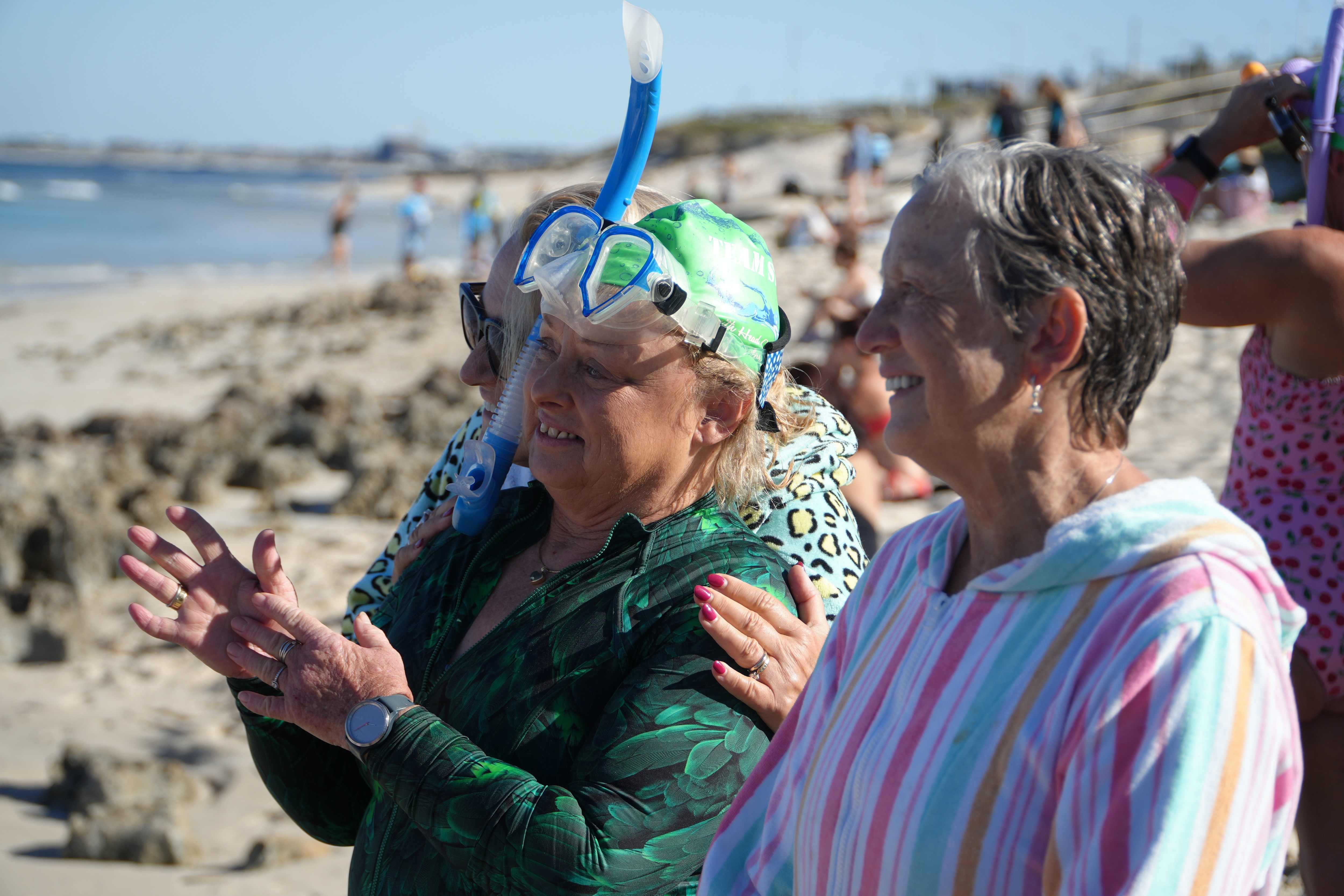 As mulheres olham para o oceano.