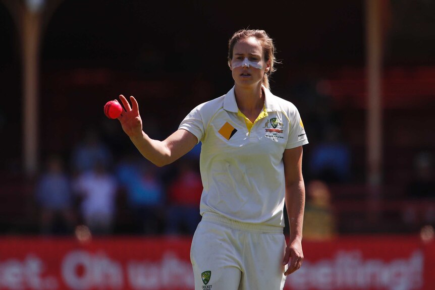 Ellyse Perry readies to bowl in Women's Ashes Test