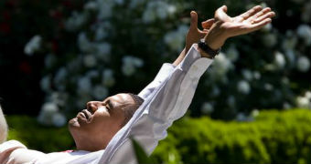 Barack Obama relaxes in the Rose garden