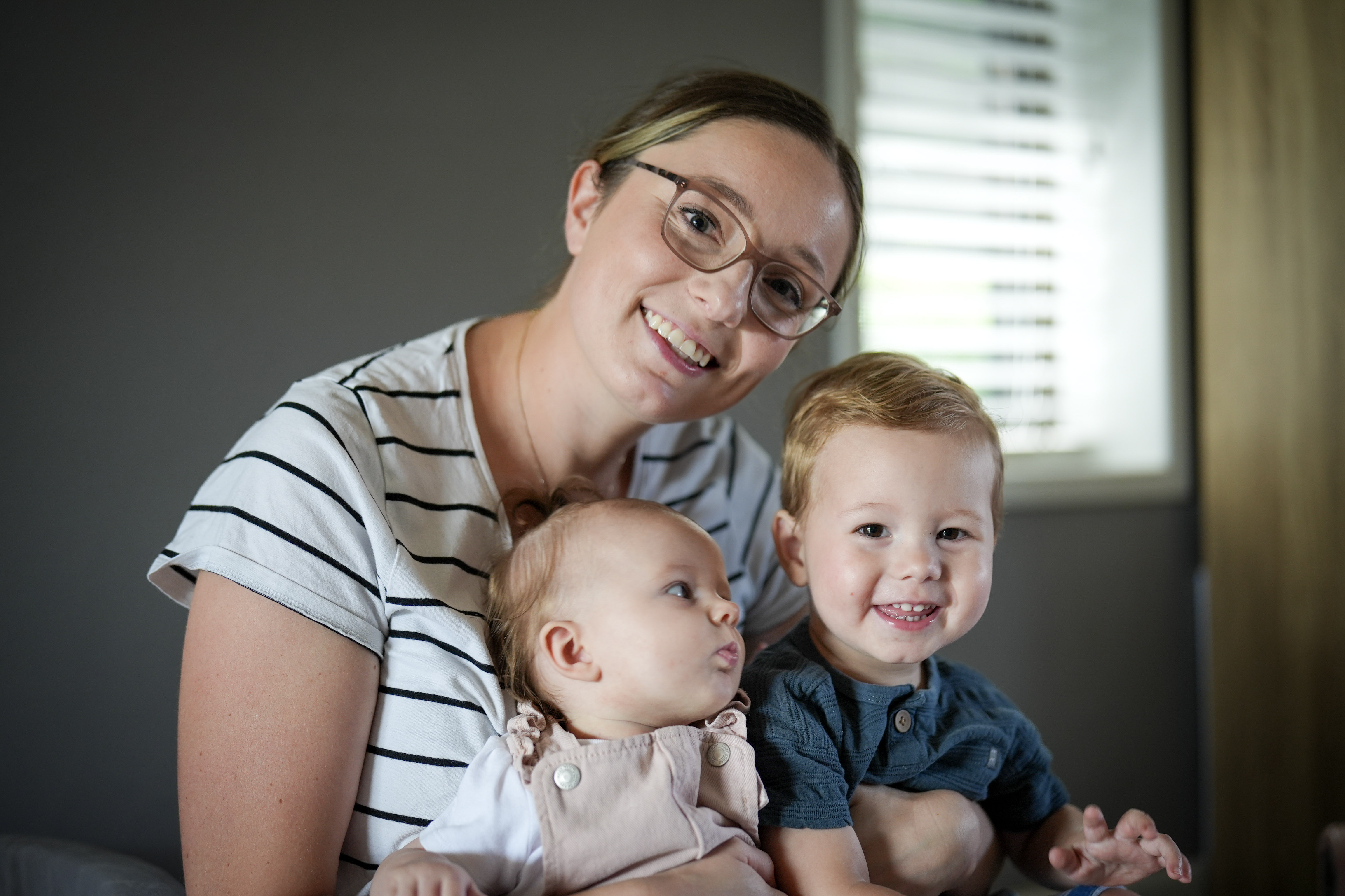 Una madre y dos hijos. 