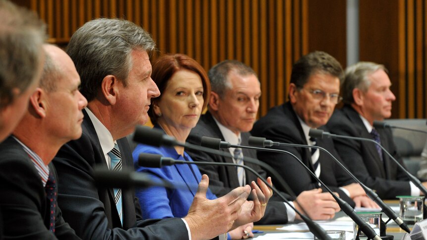 Gillard listens to state premiers at COAG (AAP: Alan Porritt)