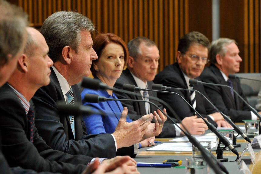 Gillard listens to state premiers at COAG (AAP: Alan Porritt)