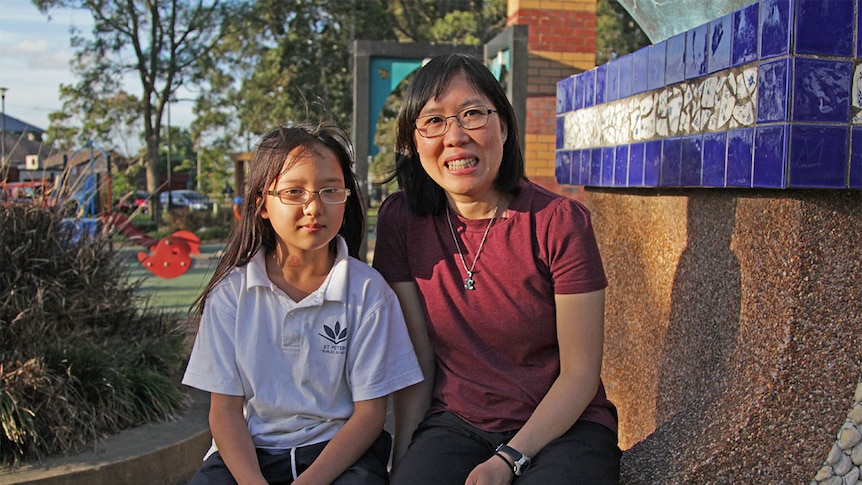 9岁大的米卡（Mika）和她的母亲克里斯蒂纳·何（Christina Ho，音译）在悉尼家附近的一个公园里。