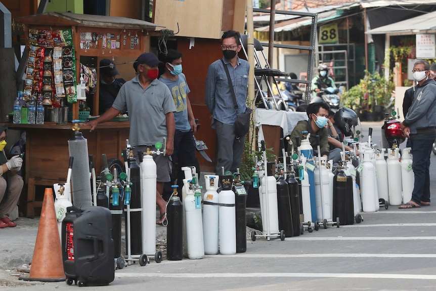 People line up to refill their oxygen tanks