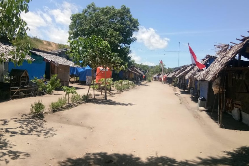 Meski banyak korban yang sudah mendapat hunian sementara, ribuan orang masih tinggal di tenda pengungsian.