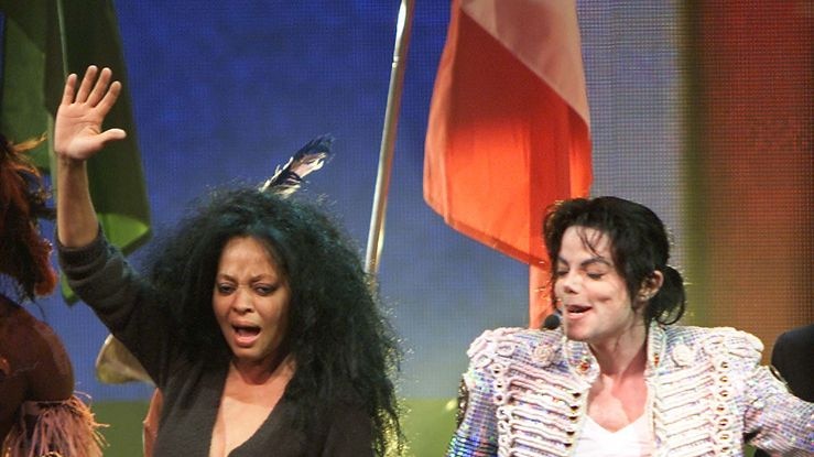 Michael Jackson performs with Diana Ross