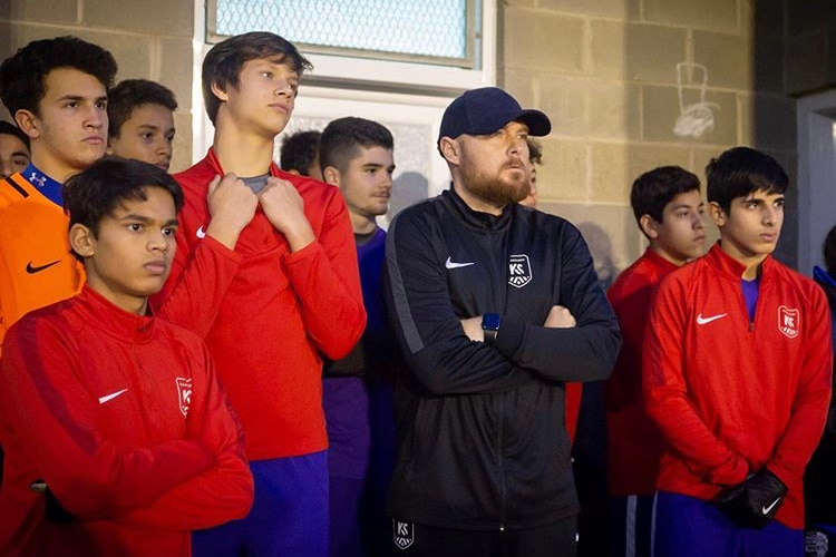 Simon Cantazaro (centre) standing with a group of players from the Kaptiva Sports Academy.