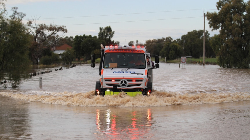 NSW floods: Wee Waa residents come together as floods leave community isolated again