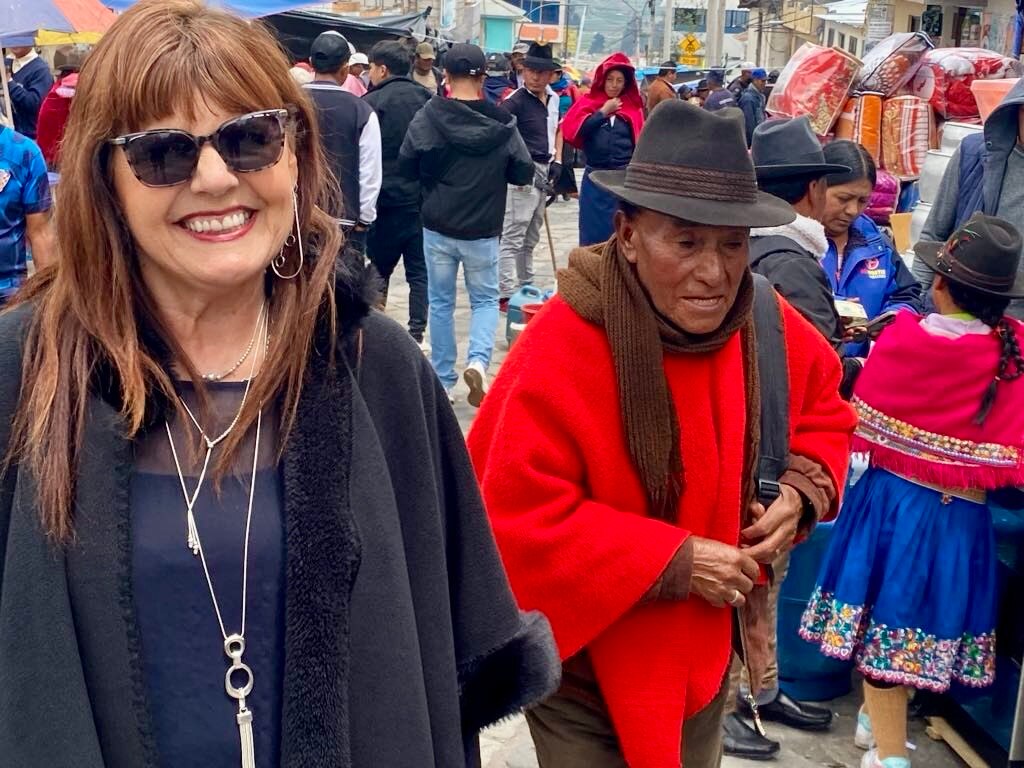 保琳·瑞安走在南美洲的一条街道上