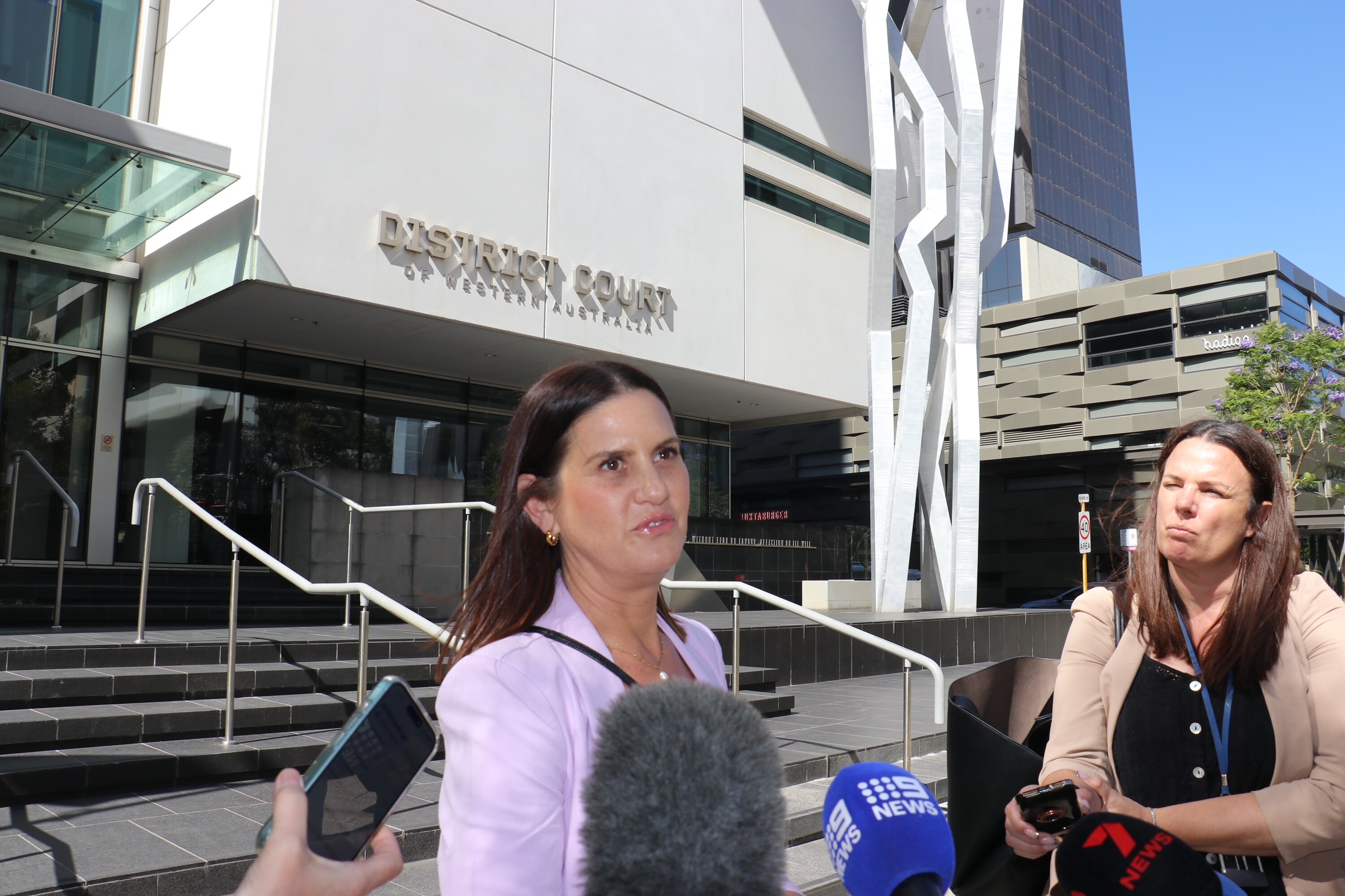 Tory Carter habla con periodistas fuera del Tribunal de Distrito