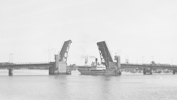 The Karalta passes through the Birkenhead Bridge in 1947.