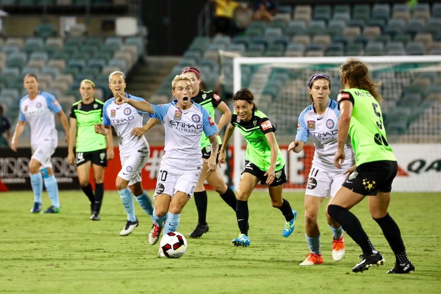 Jess Fishlock directs play for Melbourne City