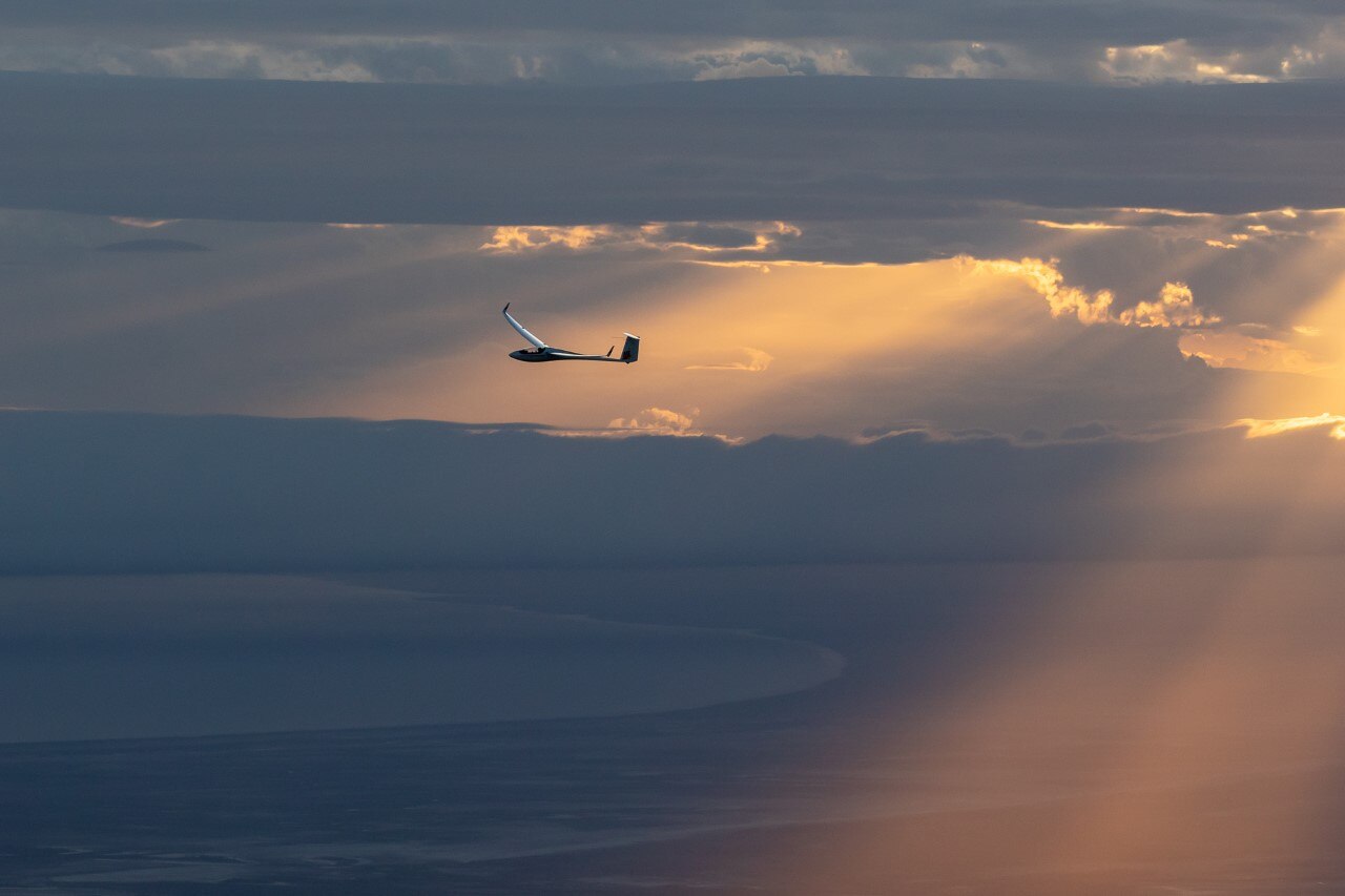 Glider farewells Australia's famed Morning Glory with one final surf of