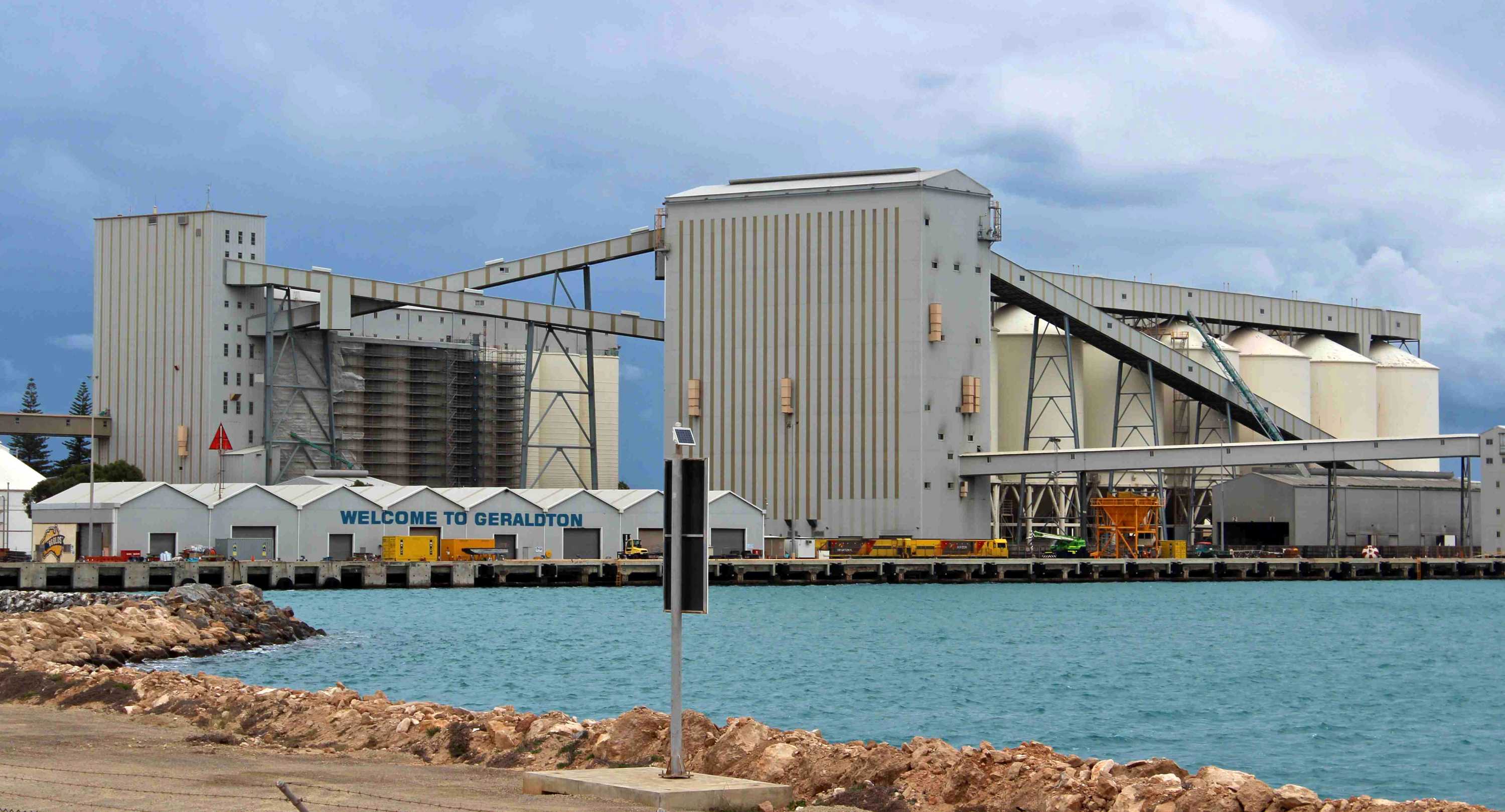 Geraldton port exports disrupted by tidal surges, costs industry millions Ports authority ABC