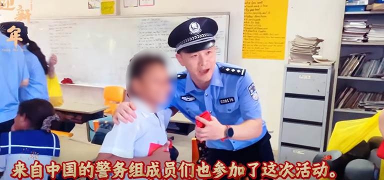 Офицер улыбается студенту.