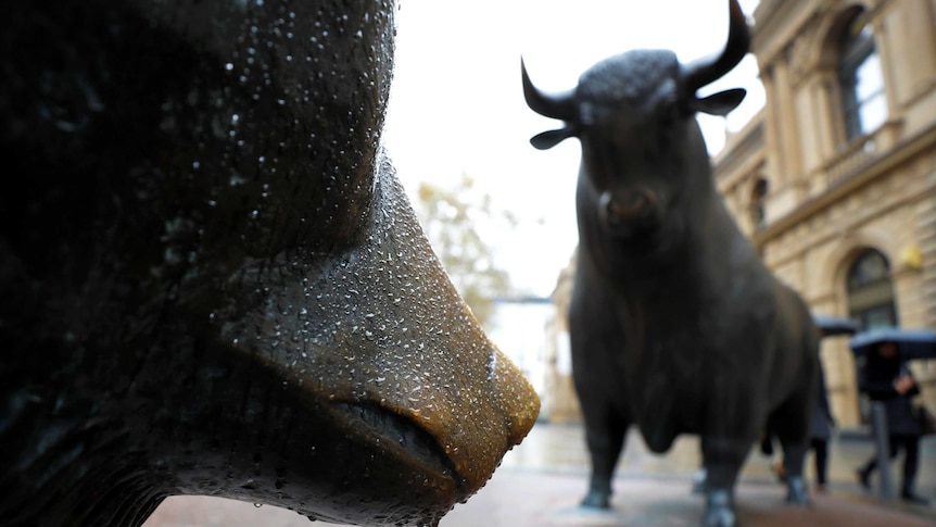 Bull and bear statues outside the Frankfurt Stock Exchange