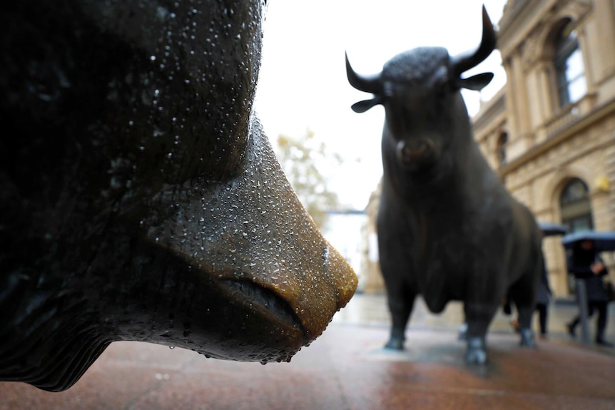 Bull and bear statues outside the Frankfurt Stock Exchange