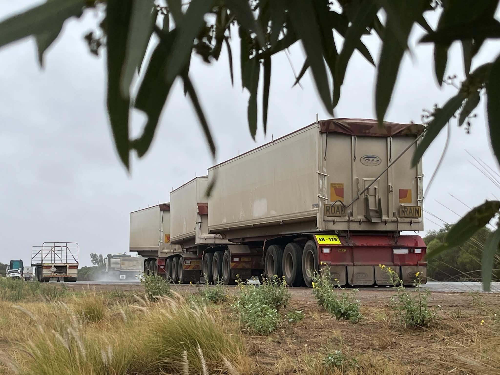 Remolques desacoplados para vehículos pesados ​​estacionados.