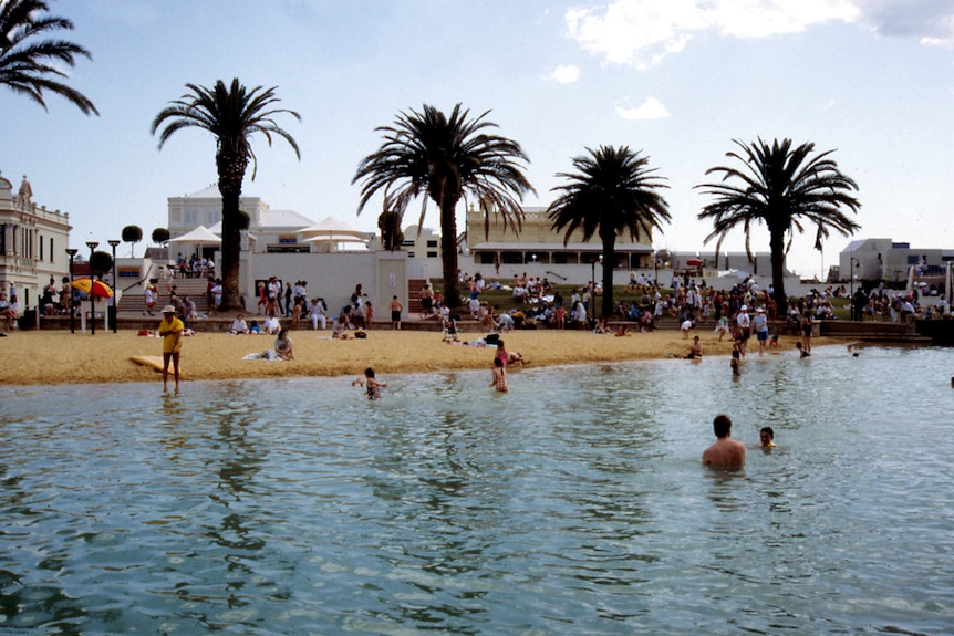 Хора, плуващи в изкуствения плаж в South Bank Parklands през 1992 г.