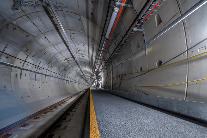 Une section de la ligne de train qui se trouve dans un tunnel souterrain. 