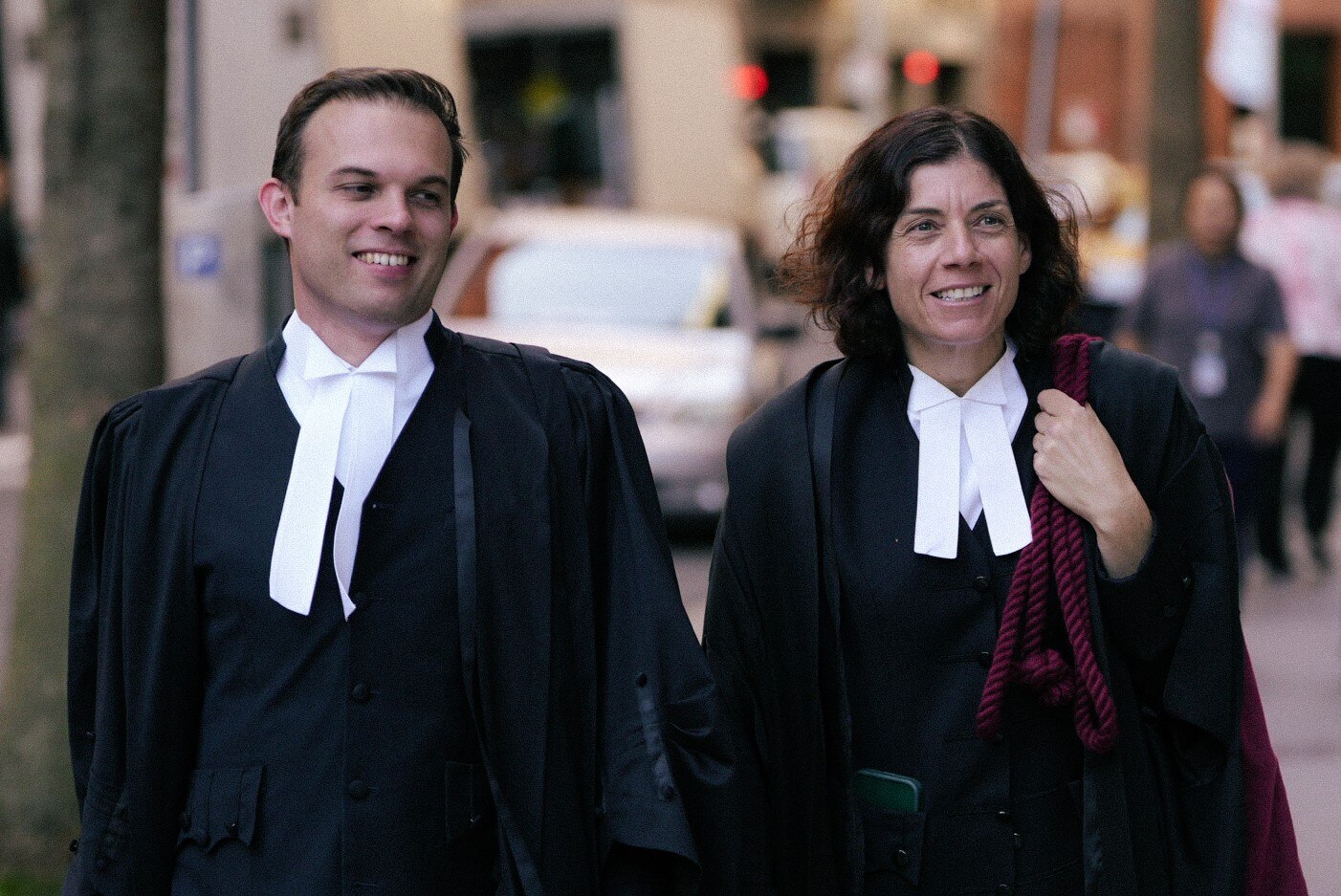 कोर्ट गाउन में सू क्रिसेंथौ