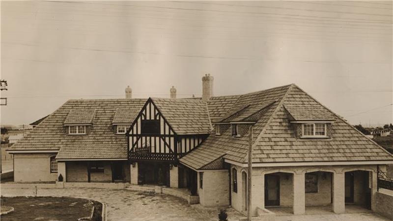 An exterior picture of the Bull and Bush Inn at Baulkham Hills in 1937.
