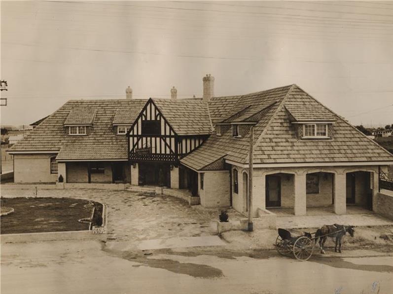 An exterior picture of the Bull and Bush Inn at Baulkham Hills in 1937.