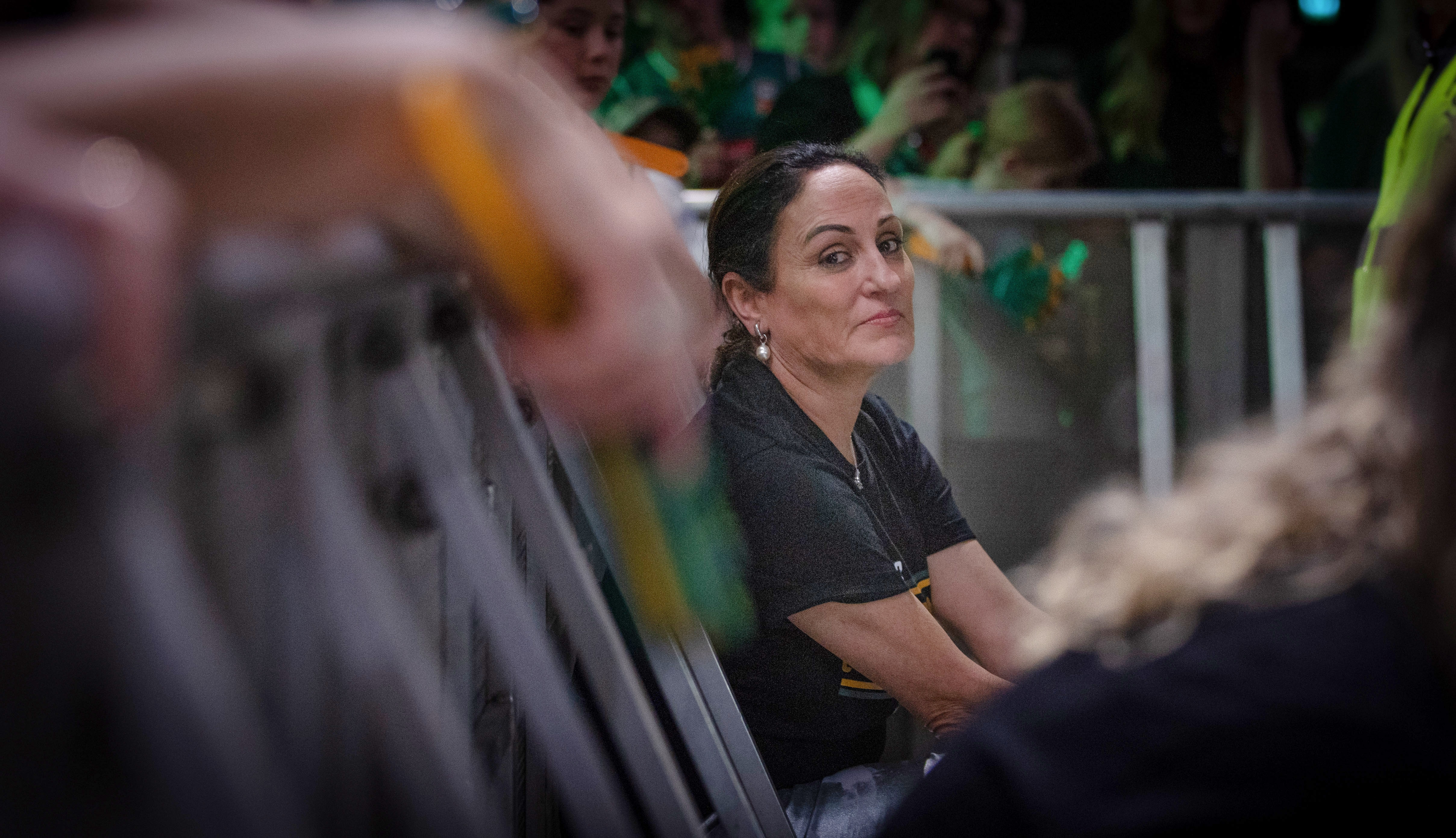 Una mujer con una camisa negra.