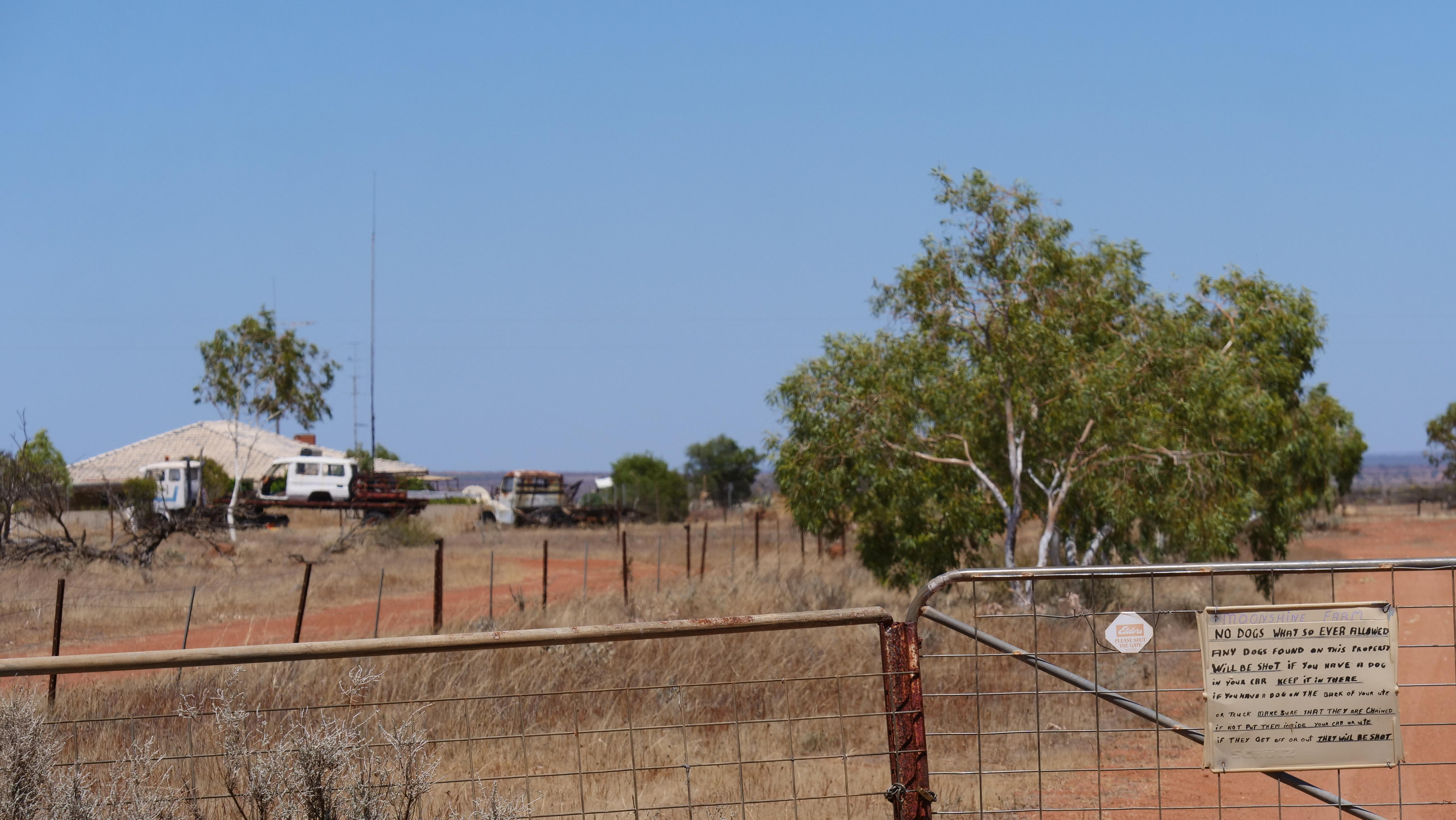 Una propiedad rural detrás de una valla cerrada 