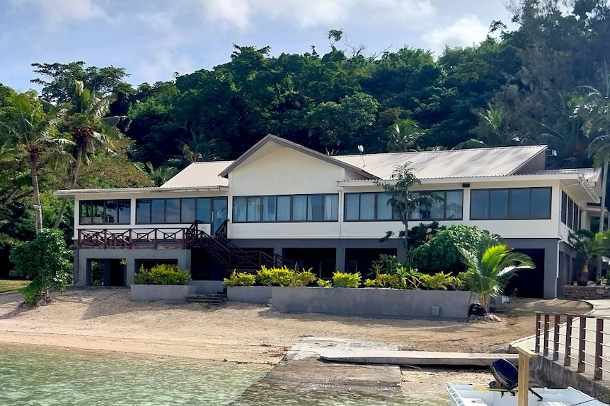 Un centro de conferencias a orillas de la isla Iririki, con aguas cristalinas al frente.