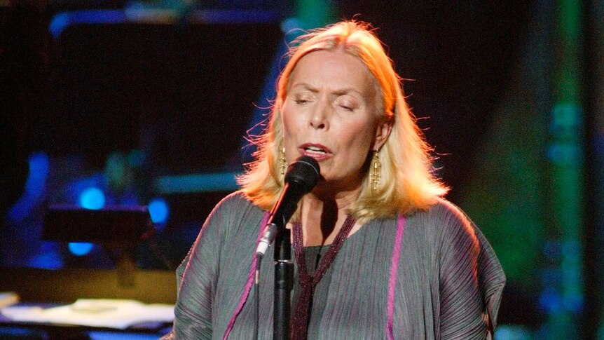 Joni Mitchell performs in 2002