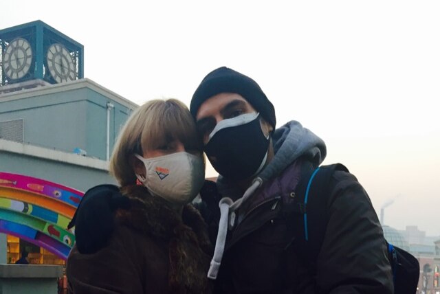 Two people wearing face masks to protect against smog.