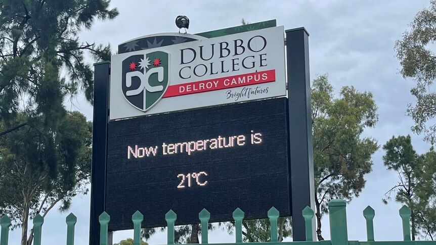 An LED school sign that reads "Dubbo College Delroy Campus"